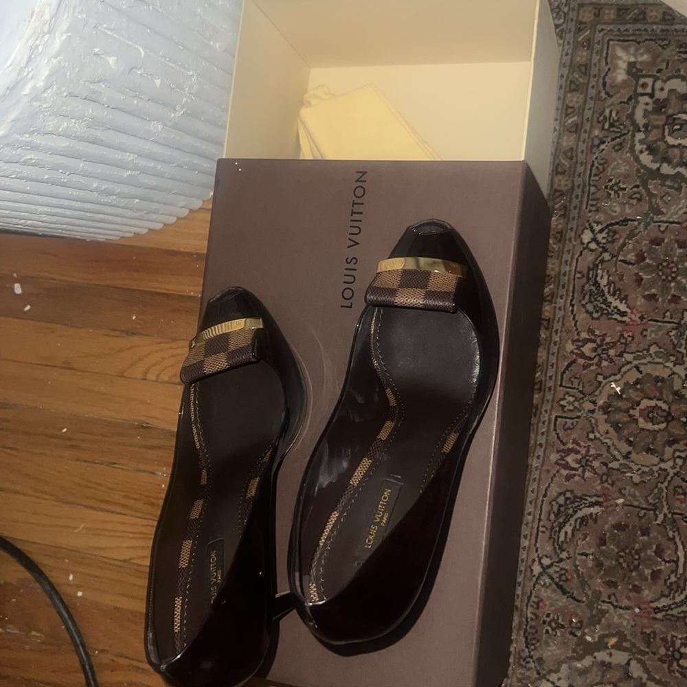 The brand-detailed gold-tone metal attached to the Damier Ebene canvas trim at - Picture 10 of 12